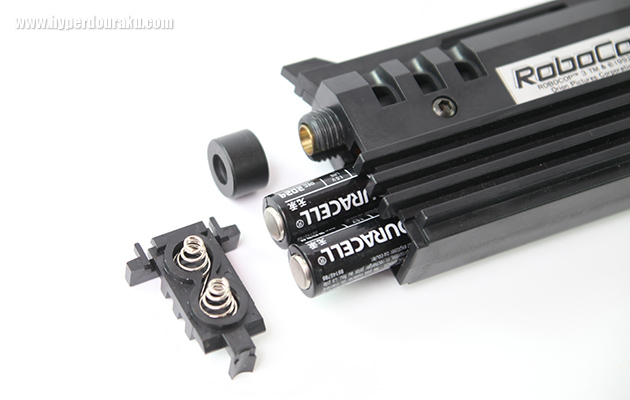 単三乾電池4本を収納