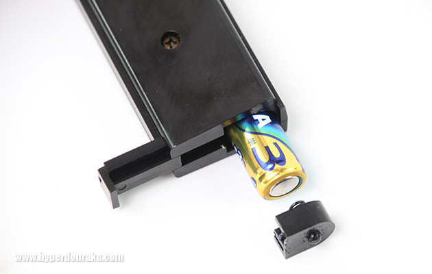 4本の単3バッテリーを収納